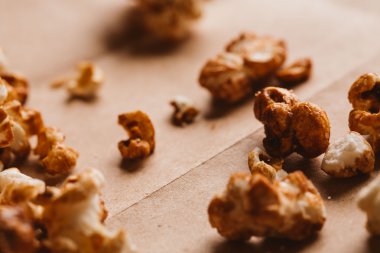 ışık kağıt üzerinde tatlı karamelli patlamış mısır yakın çekim