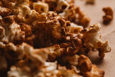 ışık kağıt üzerinde tatlı karamelli patlamış mısır yakın çekim