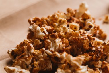 ışık kağıt üzerinde tatlı karamelli patlamış mısır yakın çekim