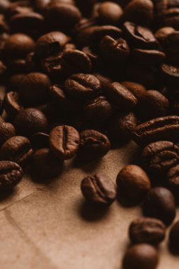 ışık kağıt üzerinde koyu kahve çekirdekleri yakın çekim