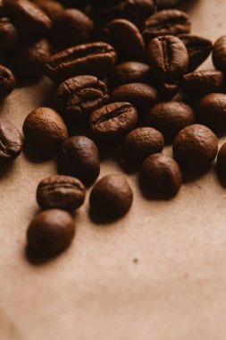 ışık kağıt üzerinde koyu kahve çekirdekleri yakın çekim