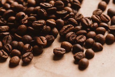 ışık kağıt üzerinde koyu kahve çekirdekleri yakın çekim