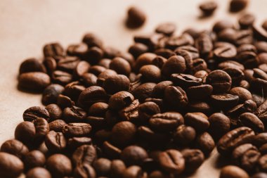 ışık kağıt üzerinde koyu kahve çekirdekleri yakın çekim