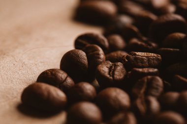 ışık kağıt üzerinde koyu kahve çekirdekleri yakın çekim