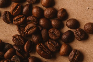 ışık kağıt üzerinde koyu kahve çekirdekleri yakın çekim