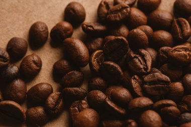 ışık kağıt üzerinde koyu kahve çekirdekleri yakın çekim