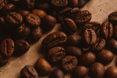 ışık kağıt üzerinde koyu kahve çekirdekleri yakın çekim