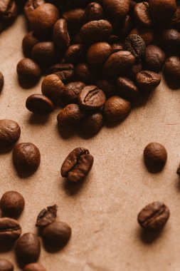 ışık kağıt üzerinde koyu kahve çekirdekleri yakın çekim
