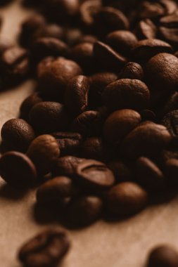 ışık kağıt üzerinde koyu kahve çekirdekleri yakın çekim