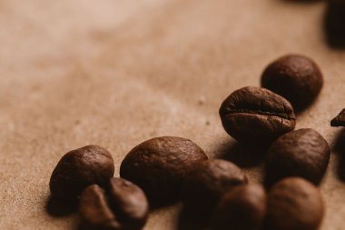 ışık kağıt üzerinde koyu kahve çekirdekleri yakın çekim