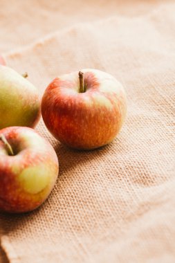 arka plan çuval bezi üzerinde birkaç taze kırmızı elma