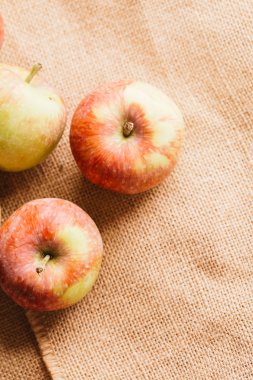 arka plan çuval bezi üzerinde birkaç taze kırmızı elma