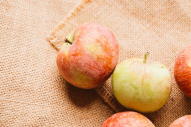 arka plan çuval bezi üzerinde birkaç taze kırmızı elma
