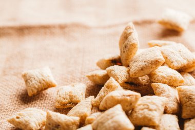 Mısır gevreği yastıklar üzerinde çul arka plan doldurarak çikolata ile