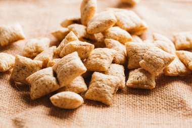 Mısır gevreği yastıklar üzerinde çul arka plan doldurarak çikolata ile