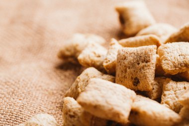 Mısır gevreği yastıklar üzerinde çul arka plan doldurarak çikolata ile