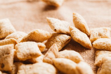 Mısır gevreği yastıklar üzerinde çul arka plan doldurarak çikolata ile