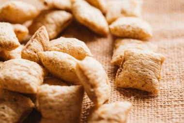 Mısır gevreği yastıklar üzerinde çul arka plan doldurarak çikolata ile