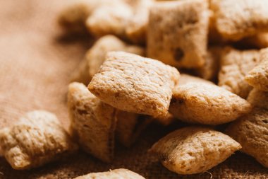 Mısır gevreği yastıklar üzerinde çul arka plan doldurarak çikolata ile