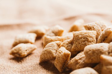 Mısır gevreği yastıklar üzerinde çul arka plan doldurarak çikolata ile