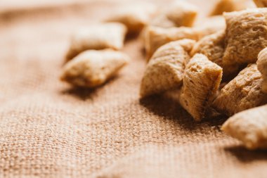 Mısır gevreği yastıklar üzerinde çul arka plan doldurarak çikolata ile