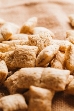 Mısır gevreği yastıklar üzerinde çul arka plan doldurarak çikolata ile