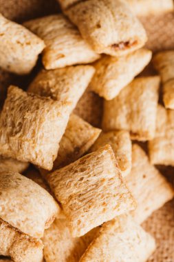 Mısır gevreği yastıklar üzerinde çul arka plan doldurarak çikolata ile