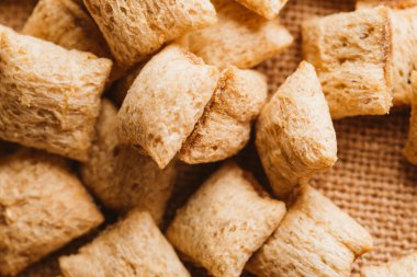 Mısır gevreği yastıklar üzerinde çul arka plan doldurarak çikolata ile