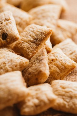 Mısır gevreği yastıklar üzerinde çul arka plan doldurarak çikolata ile