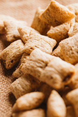 Mısır gevreği yastıklar üzerinde çul arka plan doldurarak çikolata ile