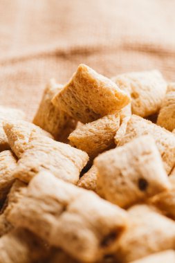 Mısır gevreği yastıklar üzerinde çul arka plan doldurarak çikolata ile