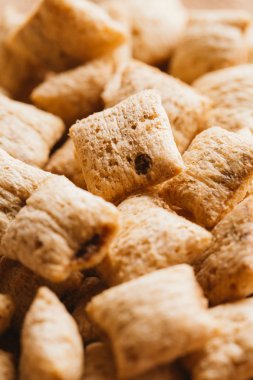 Mısır gevreği yastıklar üzerinde çul arka plan doldurarak çikolata ile