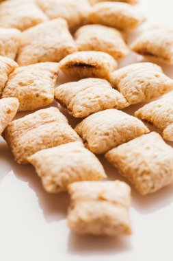 Mısır gevreği yastıklar üzerinde beyaz arka plan doldurarak çikolata ile