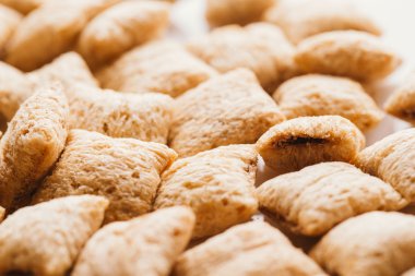 Mısır gevreği yastıklar üzerinde beyaz arka plan doldurarak çikolata ile