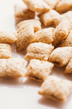 Mısır gevreği yastıklar üzerinde beyaz arka plan doldurarak çikolata ile