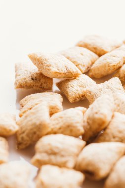 Mısır gevreği yastıklar üzerinde beyaz arka plan doldurarak çikolata ile