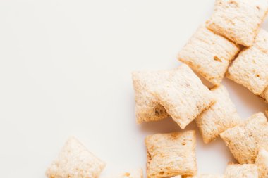 Mısır gevreği yastıklar üzerinde beyaz arka plan doldurarak çikolata ile