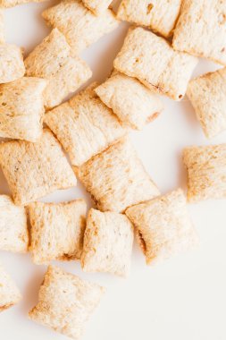 Mısır gevreği yastıklar üzerinde beyaz arka plan doldurarak çikolata ile