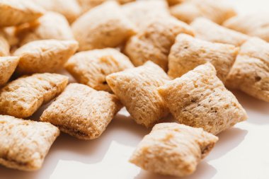 Mısır gevreği yastıklar üzerinde beyaz arka plan doldurarak çikolata ile