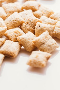 Mısır gevreği yastıklar üzerinde beyaz arka plan doldurarak çikolata ile