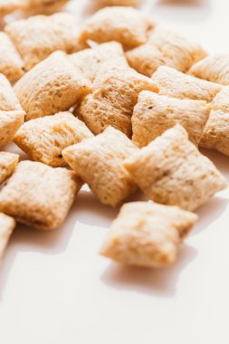 Mısır gevreği yastıklar üzerinde beyaz arka plan doldurarak çikolata ile