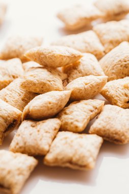 Mısır gevreği yastıklar üzerinde beyaz arka plan doldurarak çikolata ile