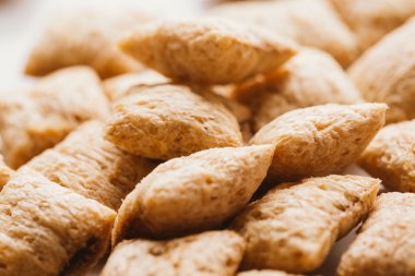 Mısır gevreği yastıklar üzerinde beyaz arka plan doldurarak çikolata ile