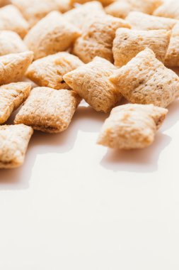 Mısır gevreği yastıklar üzerinde beyaz arka plan doldurarak çikolata ile