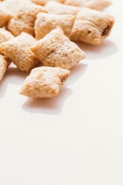 Mısır gevreği yastıklar üzerinde beyaz arka plan doldurarak çikolata ile