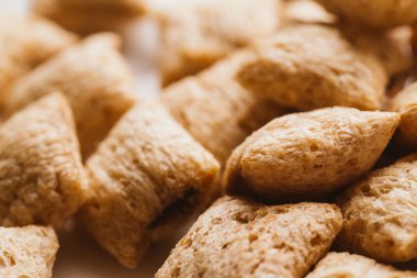 Mısır gevreği yastıklar üzerinde beyaz arka plan doldurarak çikolata ile