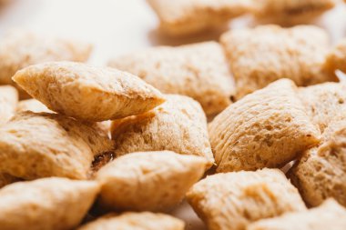 Mısır gevreği yastıklar üzerinde beyaz arka plan doldurarak çikolata ile