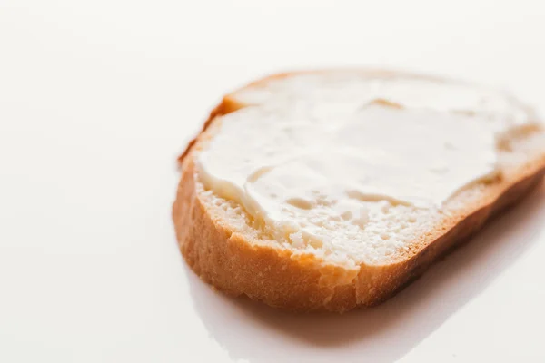 Sandwich mit cremigem geschmolzenem Käse in Nahaufnahme auf hellem Hintergrund — Stockfoto