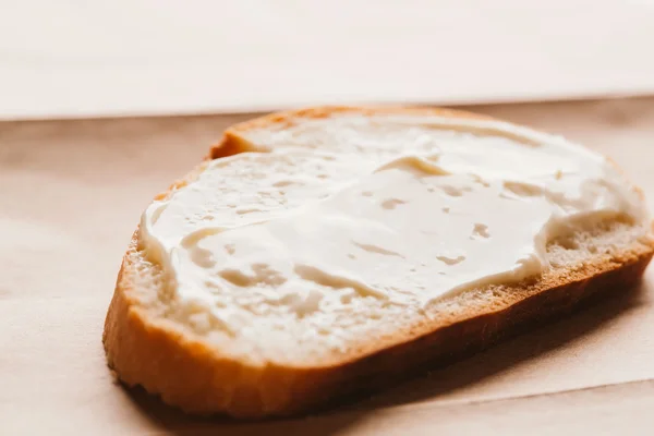 sandviç ile hafif kağıt üzerinde krem peynirli yakın çekim