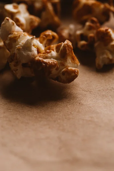 Palomitas de caramelo dulce primer plano sobre papel ligero — Foto de Stock